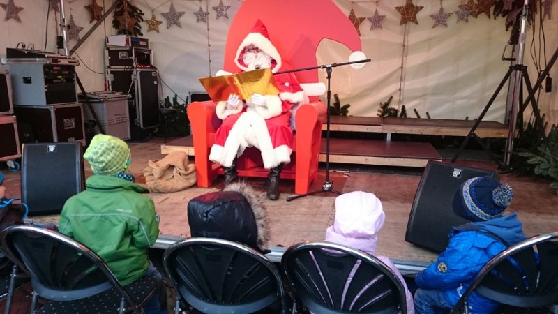 Der Weihnachtsmann liest Geschichten vor