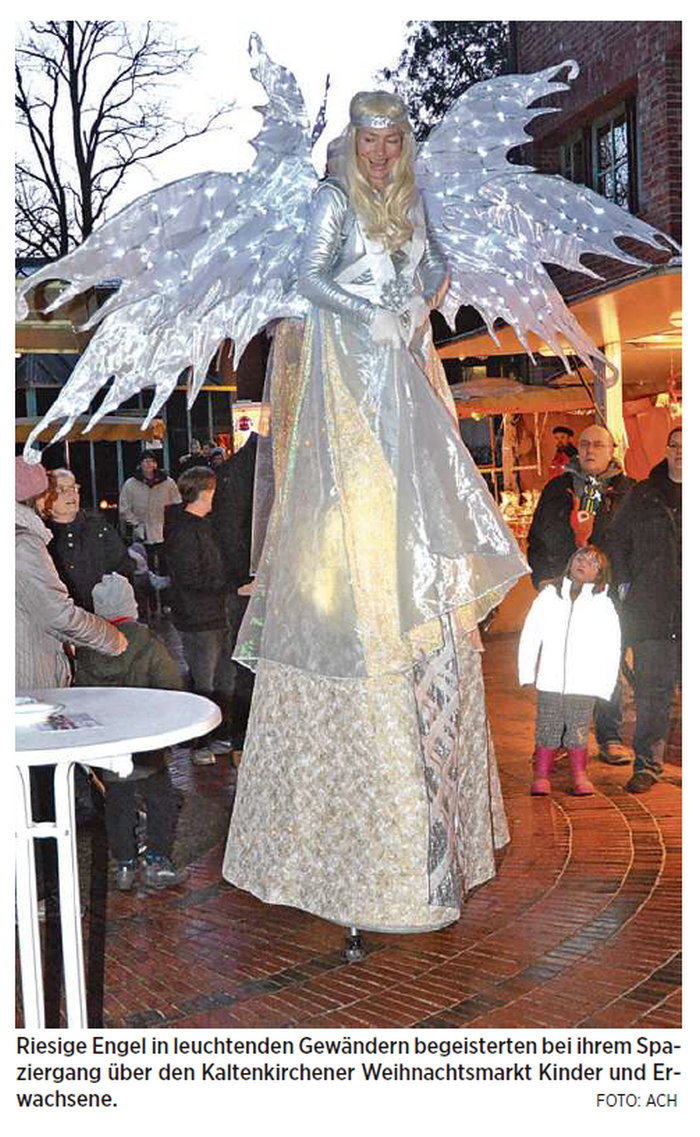 Riesige Engel beim Weihnachtsmarkt in Kaltenkirchen